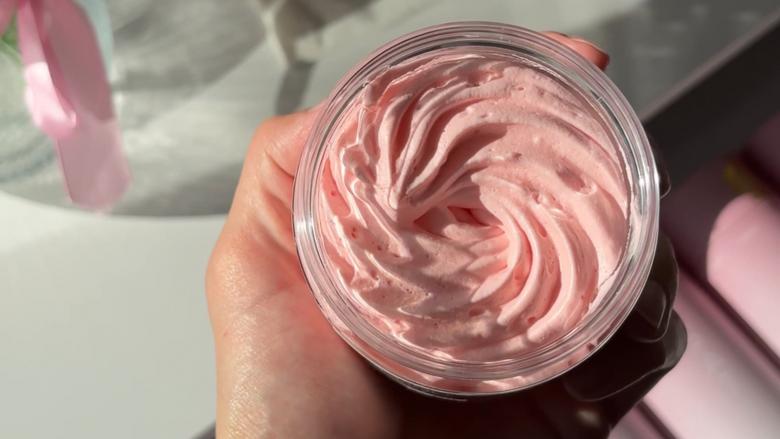 Le gant exfoliant et la chantilly à la rose : le combo parfait